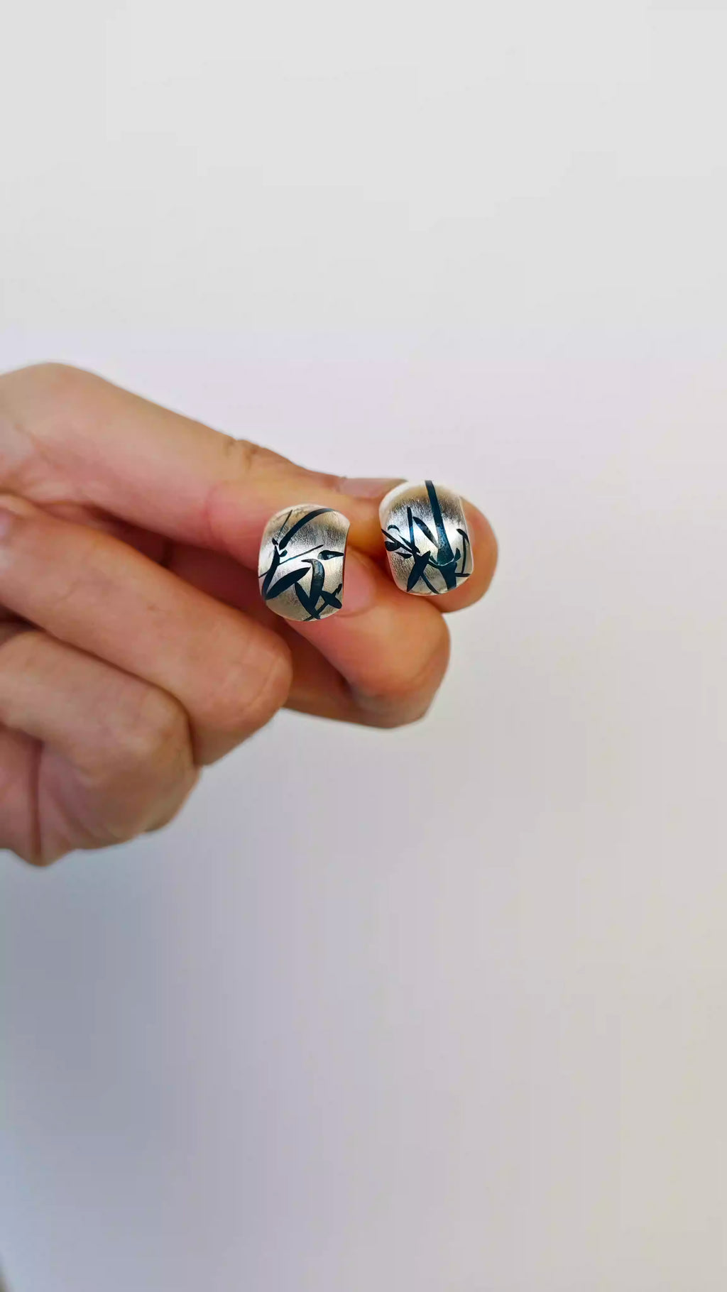 《青花·竹》大漆彩绘竹纹925银迷你小耳钉-银胎漆器