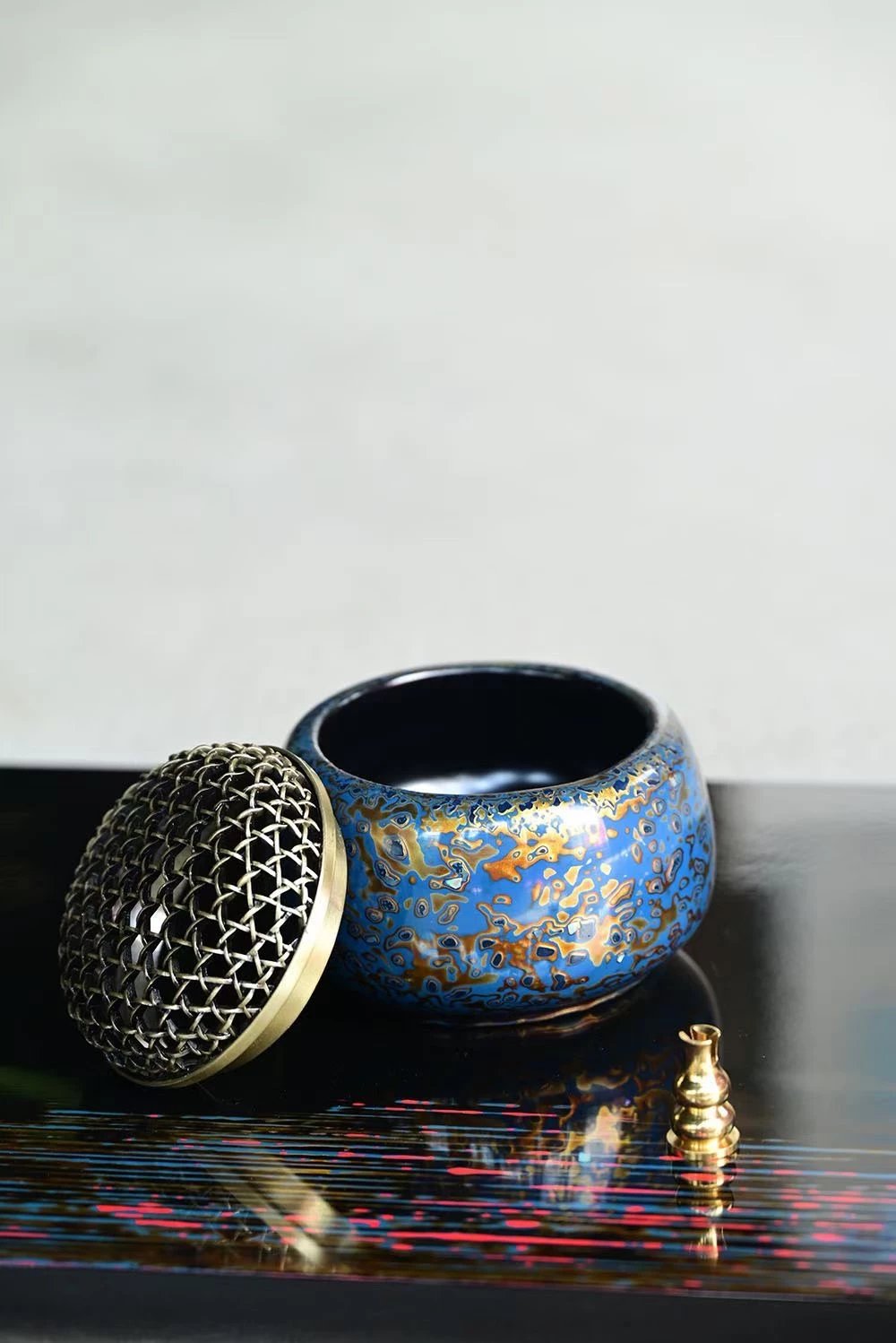 满金蓝犀皮木胎小香炉